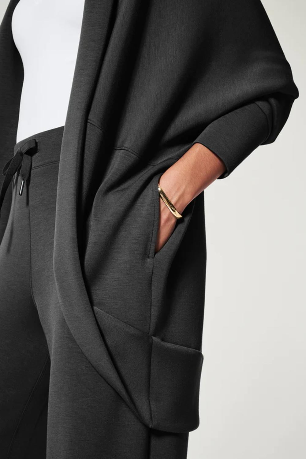 AirEssentials Cocoon in Black