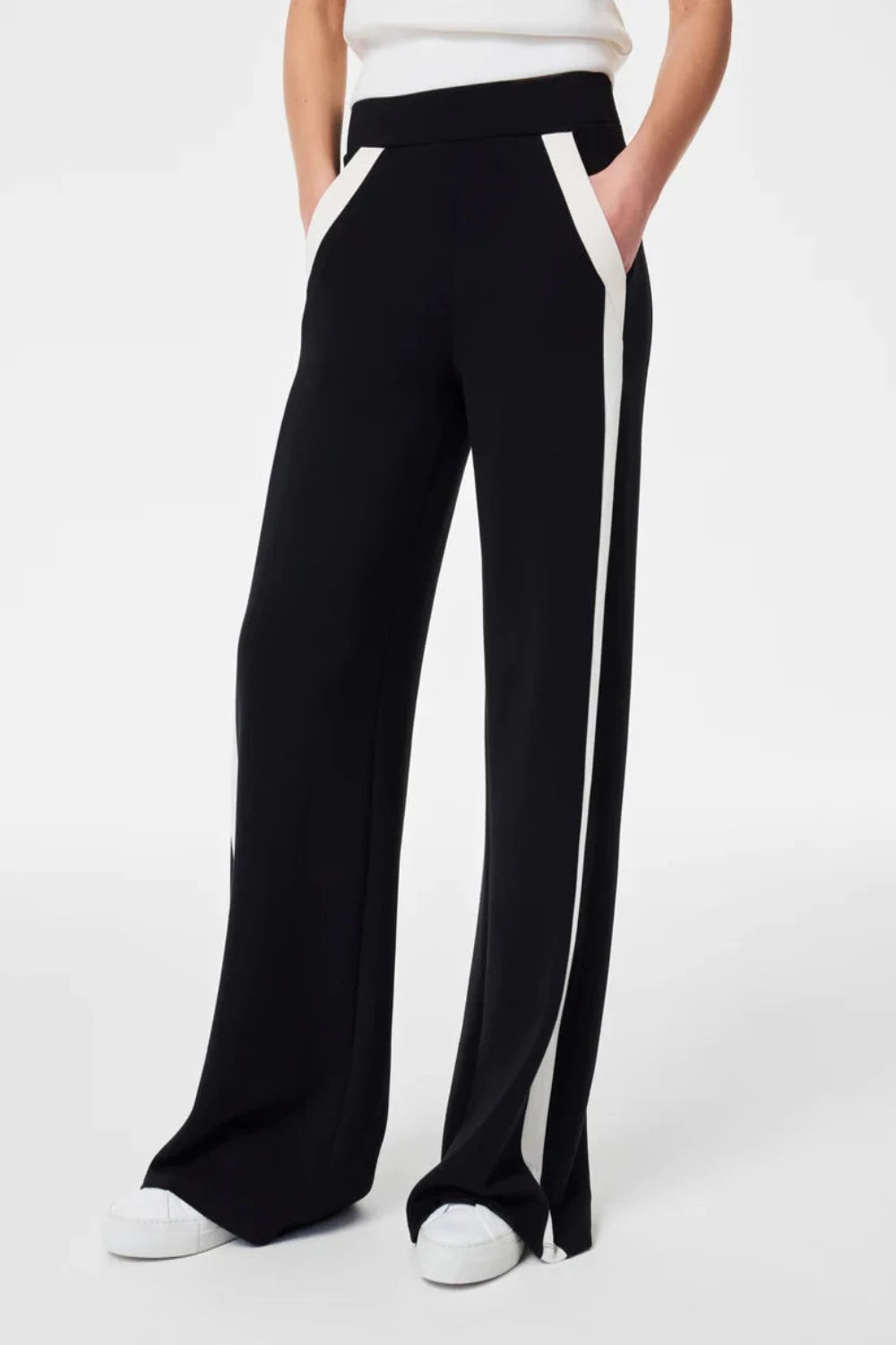 AirEssentials Striped Track Pant in Very Black